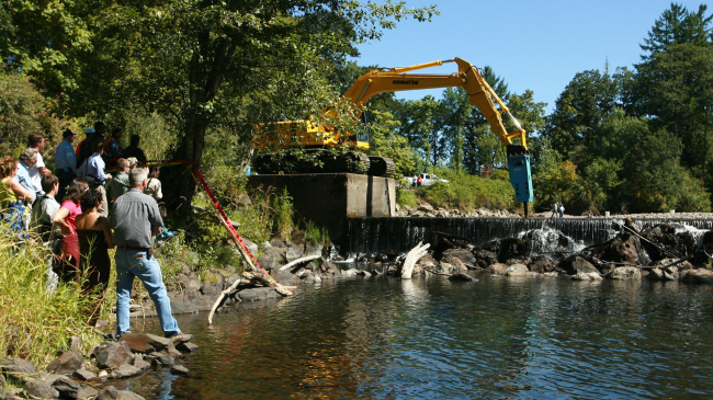 Onlookers watch construction of the removal of Brownsville Dam on the Calapooia River in Oregon in 2007. 