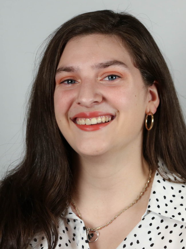 A headshot of Mia Gomez.