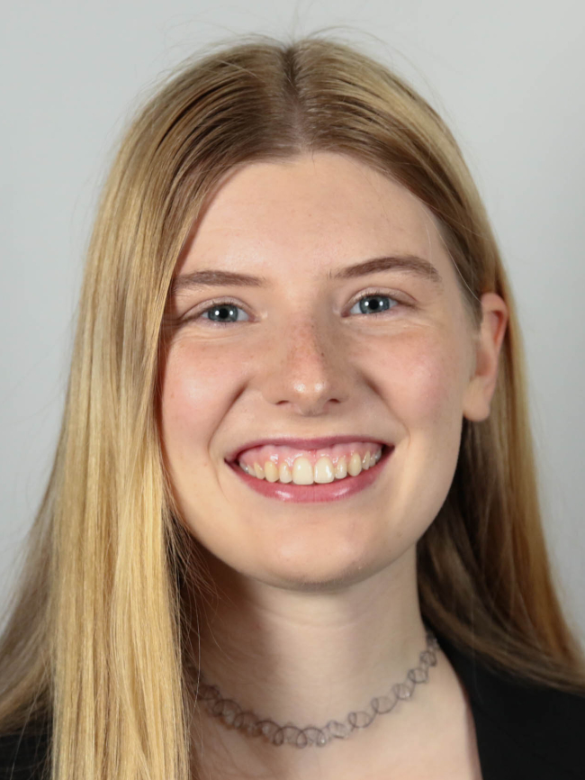 A headshot of Zoe Willis.