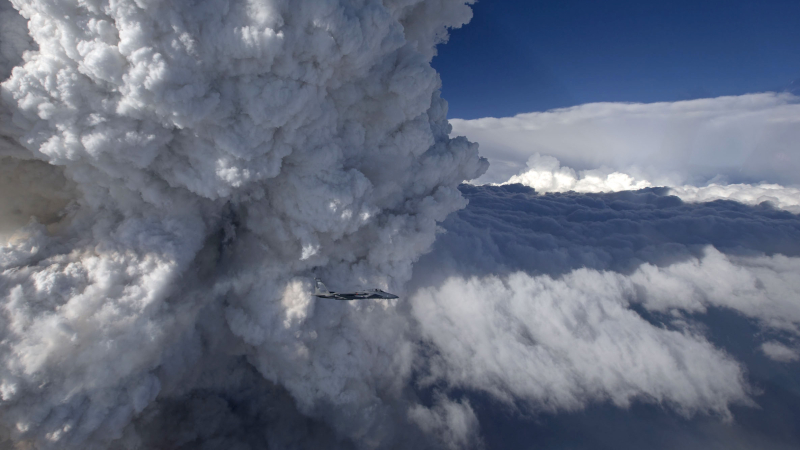 Wildfires can that makes their own weather: A pyrocumulonimbus cloud develops above the Oregon Gulch fire in 2014 as an Air National Guard plane flies past (foreground). 